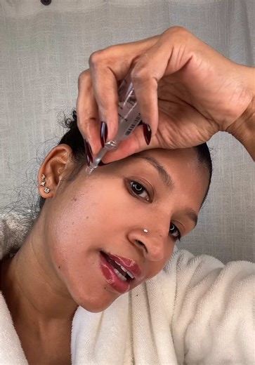 ✨ Say goodbye to sagging, wrinkles & dull skin — in just 8 weeks! ✨ The Jeu’Demeure DermiShuttle Lifting Kit is your at-home Korean anti-aging treatment that actually works. Mix the fresh freeze-dried powder (packed with collagen, peptides & hyaluronic acid) with the lifting ampoule right before use. The patented DermiShuttle technology delivers actives deep into the dermis — no needles, no downtime, just real results! ✅ Visible lifting & firmer skin ✅ Reduces fine lines & wrinkles ✅ Deep hydrat