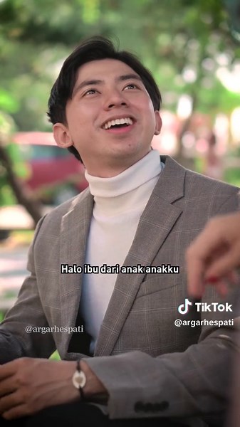 English or Spanis? Trend apaan ini?! #SerialTikTok #TikTokTainment #TikTokSeries #TikTokSeriesFuture #drama #argarhespati #suneedaycreative #dramatiktok #viraltiktok #kehidupan #bos #karyawan #kerja #crush #pacar #jodoh #lamar #cinta #trend #kantor