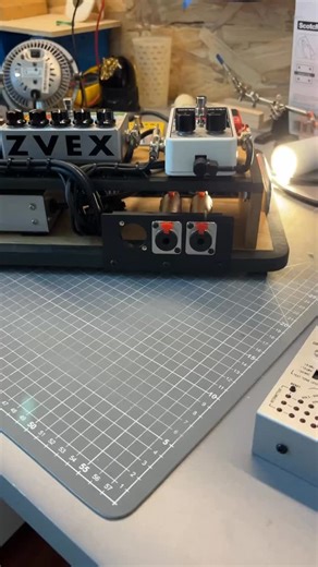 rhuitsept [pedalboards & plus] on Instagram: "[EN below] Installation des prises powerCON ☄️ Pour raccorder le bloc d’alimentation sur le secteur via le patchbay modulaire, on installe un connecteur type powerCON. L’avantage de ce type de connecteur ? Il est verrouillable ce qui permet : 1. sécuriser le branchement, surtout en live 2. servir d’interrupteur __ 🇪🇺 Installing powerCON connectors ☄️ To connect the power supply to the outlet via the modular patchbay, a powerCON connector is install