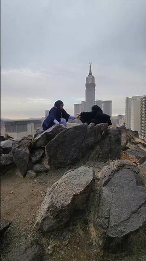 UMII GILLBY JATUH KEJENGKANG DI TEMPAT VIRAL DI MAKKAH MANA HUJAN LAGI 🤭😁