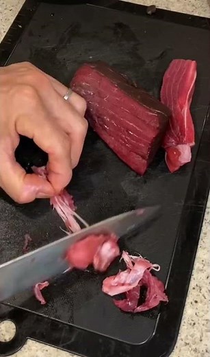 マグロの血合いを切って胡麻油と塩を添えるだけ(高速版)