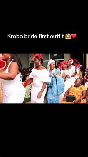 Stunning Krobo Bride: Traditional Outfit Showcase