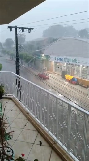 Fortes chuvas atingiram o município de Arroio do Tigre no final da tarde deste domingo (28). Há registros de alagamentos em vários pontos do centro e bairros. #chuva #chuvaforte #Alagamentos #arroiodotigre Video divulgação redes sociais | Rádio Sobradinho 1110 AM & Rádio Jacuí 97,3 FM