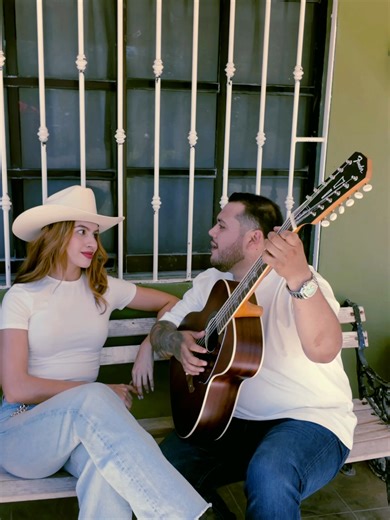 💖🎶 Desde la primera frase… ya se siente diferente 😮‍💨✨ Les dejamos el inicio de nuestro tema “Llegaste Tú” con letra, para que vayan conectando desde el primer segundo 🎤🔥 Porque hay canciones que empiezan suaves… pero terminan marcándote el corazón ❤️ ¿Ya te identificaste con esta parte? 👀💬 Déjala correr, cántala con nosotros y compártela con esa persona que cambió tu historia 💞🎧 #LlegasteTú #BandaTodoTerreno #VideoConLetra #RegionalMexicano #LoQueSeViene #ParaTi #FYP 🎶🔥