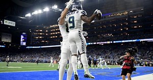 WATCH: Kenneth Walker pulls insane move to stay up and extend his run on MNF