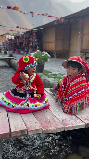 5.9K views · 527 reactions | Traditional clothing of kids from ollantaytambo. Did you know that different color and patterns on clothing indicate what village/ part the Andes are you from? Each communities has their own unique spin on their decorations and style. | Altitude Peru | Facebook