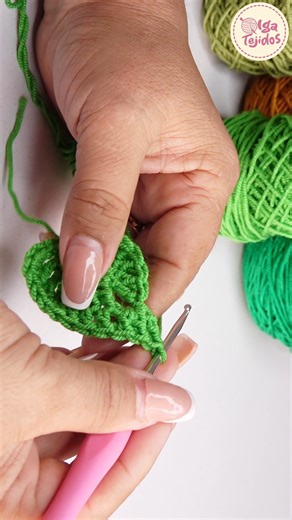 Hola. En este tutorial te enseño a tejer una hoja contorneada a crochet con forma de corazón ❤️ | Olga Tejidos