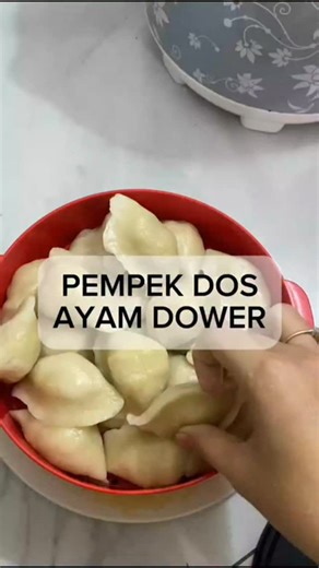Yessi Anggraini on Instagram: "Bahan isian A 5 siung bawang merah 3 siung bawah putih 15 btg cabe merah 7 btg cabe setan Haluskan Bahan B Ayam 350 gr Rebus 5-10 menit hingga masak Suwir/di chopper biar cepet Bahan C Wortel di parut Cara membuat isiannya Tumis bahan A hingga harum kemudian masukkan bahan B dan C kasih air sedikit sj,ksh garam,gula kaldu secukupnya..masak hingga lembut.. Untuk resep pempek dos Bahan 250 gr tepung terigu 5 sdm tepung beras 2 sdm garam halus 800 ml air mendidih Ding