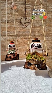 Lindos bichos-preguiça no balanço!!! Uma ideia nova e super criativa feita com garrafas PET e ripas de madeira. Faça você mesmo!! ♻️🦥💚❤️ O tutorial está no meu Canal no YouTube: Manias de Rose Mary #bichopreguiça #diy #diyideas #vasinhoscriativos #decor #sustentabilidade #recycle #façavocêmesmo #artesanato #jardimcomarte #decoration #gardendecor #craft #handmade #craftlove #gardenlove #reciclagem #maniasderosemary | Rose Mary Robles