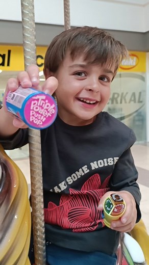 Ei amig@s!!! ¿Habéis probado ya los #caramelos duros @pushpop_es? ● Un Push Pop estándar ● Un Mega Push Pop ● Un Mega Duo Push Pop ● Un Triple Power Push Pop ● Un FlipNDip Push Pop ¿Quieres saber cuál me gusta más? ¡Mira el vídeo hasta el final 😁! ¿Y tú con cuál te gustaría probar? #colaboracion #caramelo | El Mundo de Alexandra y Alexis