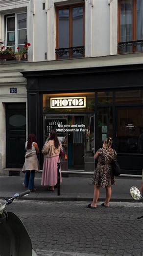 Photobooth in Montmartre: Souvenir at 54 Rue des Trois Frères