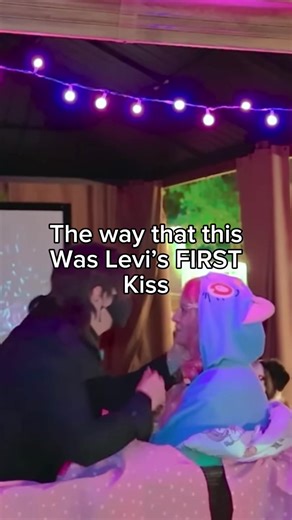 BRO I LOVE THEM #alex #levi #kiss #ship #newyears | levi and alex new years kiss
