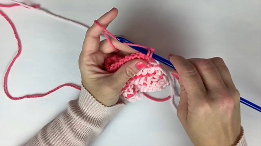 Learn round by round how to crochet this Crochenit Baby Set. Get the FREE pattern now: https://bit.ly/3akosoG | Annie's Attic