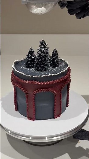 How to Decorate a Polar Express Themed Buttercream Christmas Cake #polarexpress #christmascake