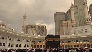 60K views · 2.1K reactions | As the call for Maghrib prayer echoed through Makkah on Friday, August 29, Umrah pilgrims prepared to bow in worship—only to be greeted by a blessing of heavy rain. | Khaleej Times | Facebook