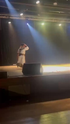 Danser librement au gala de l'association Convergences