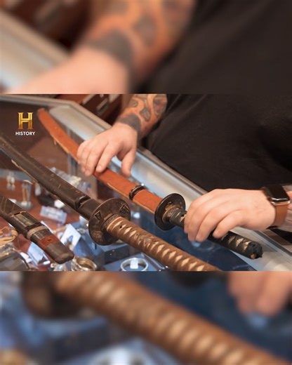 715K views · 13K reactions | Chum comprou espadas samurais impulsivamente, sem saber o valor real. Agora, Rick precisa contatar um especialista para avaliar se a compra foi um bom investimento. #TratoFeito | HISTORY | Facebook