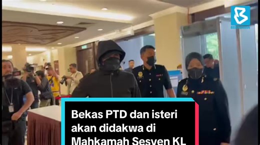 #KualaLumpur Bekas PTD Tan Sri Muhammad Hafizuddeain Jantan bersama isterinya, Salwani Anuar @ Kamaruddin tiba di Kompleks Mahkamah Kuala Lumpur bagi menghadapi pertuduhan berhubung kes pengubahan wang haram. Muhammad Hafizuddeain tiba kira-kira 8.10 pagi manakala isterinya, Salwani yang berkerusi roda tiba pada 8.18 pagi dengan diiringi pegawai SPRM. 📹 Nur Aimidiyana & Zanariah Norzin | BERNAMA #BernamaNews #VideoBernama #BernamaTikTok