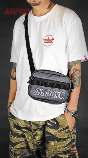 A.M.P. “LIQUID-GREY” SHOULDER BAG --------- - เนื้อผ้า Ripstop(กันน้ำ) - ช่องหลักเปิดกว้างด้วยซิปกันน้ำ หยิบของสะดวก - ด้านในมีที่ห้อยกุญแจและช่องเล็กอีกหลายช่องสะดวกในการจัดเก็บของให้เป็นระเบียบ - ด้านหน้ามีช่องพร้อมซิปกันน้ำ และช่องคล้อง caribiner. - สายสะพายถอดเก็บได้ - ด้านหลังมีช่องเก็บสายสะพาย, ที่ห้อย caribiner, และหูร้อยเข็มขัด ใช้งานได้หลายรูปแบบ. - ลายสกรีนด้านหน้าเป็น Reflective *สินค้าไม่รวม caribiner* - Made from water-resistant Ripstop fabric - Main compartment with a wide opening 