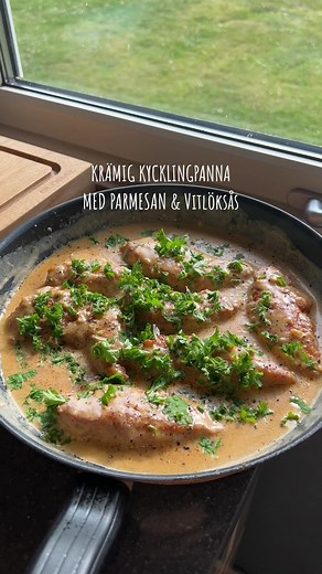 Krämig kycklingpanna med parmesan/vitlökssås & persilja 🤍 Tar kanske 15 min max och blir så gott med både ris, pasta, och hasselbackspotatis! 🤤 #recept #mat #matlagning #middag #middagsinspo #middagsinspirasjon #middagsinspiration #mattiktok #matinspiration #matinspo #kyckling #kycklingrecept #lagamatmedmig #lagamat #fyp #fördig #fördigpage #CapCut