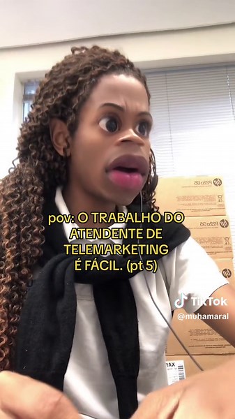 Atendente de Telemarketing: Humor e Críticas em Ação