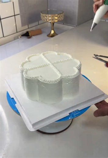 Four leaf clover fruits cake #fyp #cakefrosting #cakelearning #cutecake #cakedecorating #fourleafclover #fruitscake