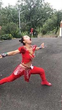 驚人！90後少女「吞劍」絕技，苦練成就真功夫！#傳統技藝 #中國功夫 #表演藝術 #街頭表演 #絕活 #震撼 #驚人