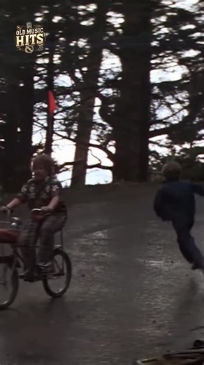 12K views · 82 reactions | Quem lembra desse clássico dos anos 80? O filme é a música que deram certo. . Who remembers this classic from the 80s? The movie is the song that worked. The Goonies ‘R’ Good Enough Canção de Cyndi Lauper ‧ 1985 | Old Music Hits | Facebook