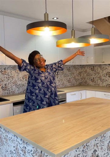 ✨Épisode 35: RÉSULTAT FINAL de la cuisine✨ Coucou ma team, Dans cette maison, chaque pièce a sa propre identité, mais avec un fil conducteur que j’assume à 100 %. Et la cuisine ne fait pas exception ! J’ai osé un carrelage imitation papier peint, pour apporter une touche florale et originale. C’est un choix très audacieux, mais cohérent avec l’ambiance que j’ai imaginée pour tout le projet. Le plan de travail en bois réchauffe l’ensemble, et j’ai volontairement opté pour des façades blanches sur