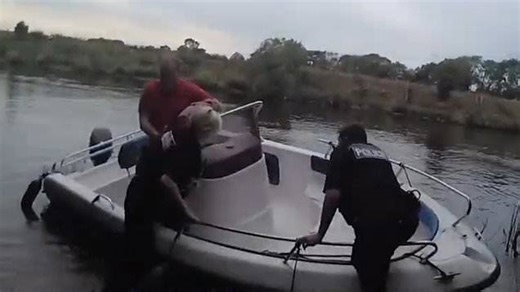 Bystander lends helping hand to stranded police