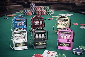 Mini Slot Machine Keychain – Vintage Casino Lucky Charm - Etsy Canada