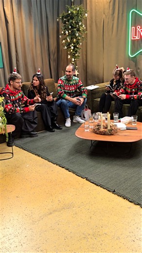 37K views · 43 reactions | Wir haben ein Jahr voller Livestreams mit den Samsung Live CelebrAItions in gemütlicher und winterlicher Atmosphäre beendet. Welche Rolle Winter-Leckereien aus aller Welt gespielt haben und was es für die Zuschauenden für selbstgestaltete Gewinne von den Creatorn gab? Schaut es euch an! #SamsungLive #LiveDeals | Samsung | Facebook