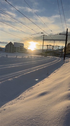 𝗦𝘄𝗶𝘀𝘀 𝘄𝗶𝗻𝘁𝗲𝗿 𝘃𝗶𝗲𝘄𝘀 𝘆𝗼𝘂’𝗹𝗹 𝗻𝗲𝘃𝗲𝗿 𝗳𝗼𝗿𝗴𝗲𝘁 ❄️🚂 A 𝘄𝗶𝗻𝘁𝗲𝗿 𝘁𝗿𝗮𝗶𝗻 𝗿𝗶𝗱𝗲 in 𝗦𝘄𝗶𝘁𝘇𝗲𝗿𝗹𝗮𝗻𝗱 is one of the best ways to experience the 𝗰𝗼𝘂𝗻𝘁𝗿𝘆’𝘀 𝗰𝗼𝗹𝗱-𝘀𝗲𝗮𝘀𝗼𝗻 𝗯𝗲𝗮𝘂𝘁𝘆. From frost-covered trees to deep mountain valleys, the scenery feels 𝗽𝗲𝗮𝗰𝗲𝗳𝘂𝗹 and 𝗱𝗿𝗮𝗺𝗮𝘁𝗶𝗰 at the same time. Trains glide past frozen lakes, snowy meadows, and Alpine peaks that look even more 𝗺𝗮𝗴𝗶𝗰𝗮𝗹 under a winter sky. The 𝗽𝗮𝗻𝗼𝗿𝗮𝗺𝗶𝗰 