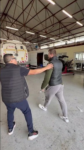 Je présente le garage à un futur client.