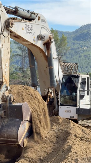 175K views · 3.4K reactions | Semak Liebherr 984 loading Terex TR60 trucks | Awesome Earthmovers | Facebook