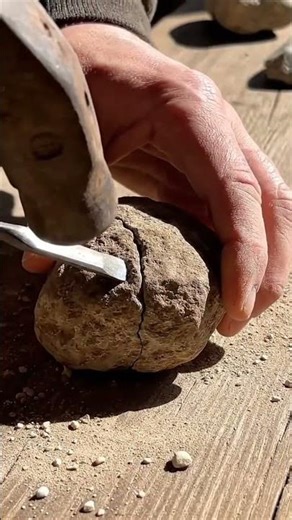 How to crack an Amethyst Geode with a hammer and chisel 💜🔨
