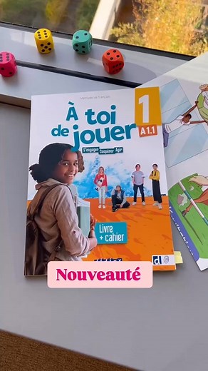 🆕📚 Découvrez notre nouvelle collection « À toi de jouer » pour s’engager, coopérer et agir ! Une méthode sur 4 niveaux (du A1.1 au A2.2) destinée aux ados de 11 à 15 ans 😍 ✨ NOUVEAUTÉ : « À toi de jouer 1 » (niveau A1.1) vient de paraître ! 🥳 🎲 À toi de jouer, c’est : ✅ Un livre cahier avec une structure claire pour un lien efficace entre travail en classe et en autonomie ✅ Une approche progressive et guidée de la grammaire et du lexique ✅ De nombreuses activités en groupes et des jeux pour