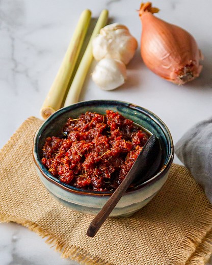 Easy Vegan Sambal - Chili paste | Spicy and Gluten-free - WoonHeng