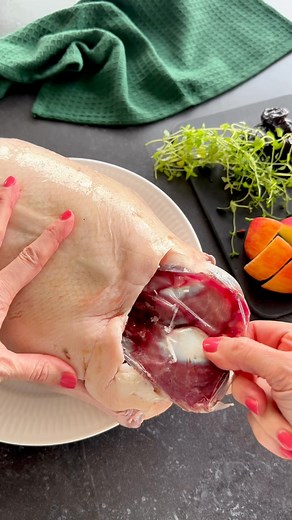 Saftig og mør, langtidsstegt and med sprødt skind, der passer sig selv i ovnen. Perfekt til Mortens aften og jul🍗🎄 Se opskriften her —> https://madenimitliv.dk/langtidsstegt-and-andesteg/ | Maden i mit Liv