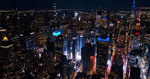 夜のニューヨークの輝くグラマラスなパノラマ。空撮からの美しいイルミネーションで大都市の素晴らしい景色。