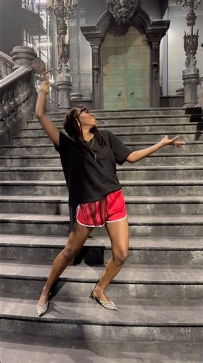 Learn to dance waacking with the choreographer of 'Romeo and Juliet'