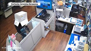 Un ladrón roba una tienda de móviles con una caja de cartón en la cabeza y se le cae en pleno atraco