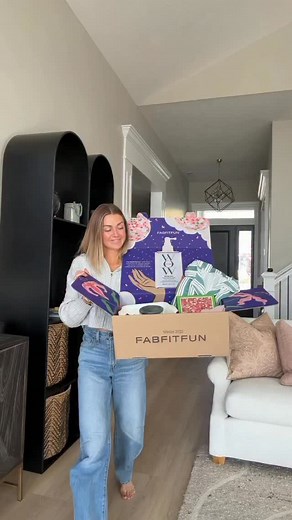 Who doesn’t love a midday sweet treat? My winter @fabfitfun box came filled with the cutest items for a cozy fall day! Check out their early Black Friday deals to get your winter box just in time for the holidays! #fabfitfunpartner | Lindsay Arnold