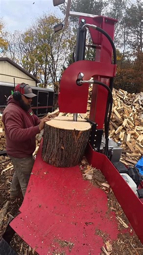 Matt D on Instagram: "Splitting Maple For Firewood Bundles #logsplitter #wood #wolferidgemfg"
