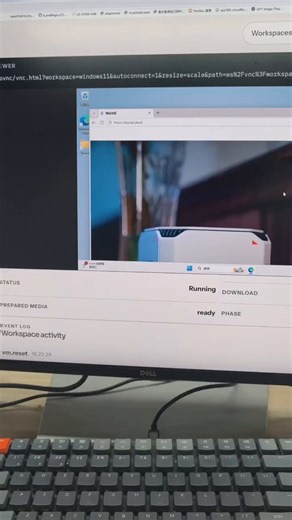 今天问公司研发大佬Windows虚拟机软件进度，结果他造了一个云电脑😅有些用户一直想要一款支持多 Windows 版本的虚拟机软件，完全用鼠标点两下就可以使用的那种。我特别理解，大家其实就是想要一个简易版的 vmware。今天找研发大佬确认了一下，他们其实做出来了，但是一直没有二次推进，主要原因是越做越想把它做得完美，所以把它实现的越来越像专业级的 vmware 了。而界面本身没有做特别多的优化，导致觉得界面上拿不出手，就一直放在仓库自己本地使用。我看到这么好的效果，等不及了，直接录给大家看。最牛逼的在于，他把虚拟机的访问方式做到了浏览器里面这意味着你制作好的虚拟机成果，直接分享链接就可以给你的同事使用。重要的事情说三遍：你创建好的Windows虚拟机，可以一条链接分享给同事你创建好的Windows虚拟机，可以一条链接分享给同事你创建好的Windows虚拟机，可以一条链接分享给同事这不就是妥妥的私有云电脑吗？微服还是太强大了懒猫微服硬件强、性价比高、软件功能多、服务好，这么牛逼的软件，老板们下单一定要说具体想法说我想要哪个功能，我们就立减优惠，主打一个你主动我们必须安排优惠哈哈哈哈哈