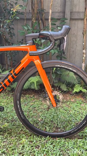 ARTÍCULOS DE CICLISMO on Instagram: "⚠️OPORTUNIDAD⚠️ . BMC TEAMMACHINE SLR 01 THREE DISC💿 . 📌GRUPO SRAM RED E-TAP AXS DISC💿 (Grupo electrónico Inalámbrico 12 Vel) (Palancas y mordazas Sram Force) 📌BIELAS DURA-ACE ✔️ 📌RUEDAS DURA-ACE C36 DISC💿 📌MANILLAR FSA ENERGY COMPACT ✔️ (Incluye Soporte de Ciclo Compt) 📌SEAT POST BMC CARBON 📌SILLÍN FIZIK CARBÓN ✔️ 📌PORTAS BMC CARBON ✔️ . NOTA. PRECISIÓN SUIZA 🇨🇭RENDIMIENTO PURO Y DISEÑO QUE ROBA MIRADAS‼️ UNA BICI RÁPIDA 💨Y EXCLUSIVA 👌🏽 . PESO