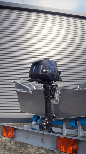 Maak kennis met de EMOK Marine B400 : een hoogwaardige aluminium boot (380 × 160 cm, 125 kg) ontworpen voor maximale stabiliteit, veiligheid en veelzijdigheid. De efficiënte V-bodemconstructie biedt optimale koersvastheid en wendbaarheid — zelfs onder uitdagende omstandigheden. • Gefabriceerd uit 2–3 mm maritiem aluminium, voorzien van een duurzame anti-slip traanplaatvloer en solide handgrepen. • Standaard uitgerust met foam seats, stootrand, loosplug en CE-certificering voor zorgeloos gebruik.