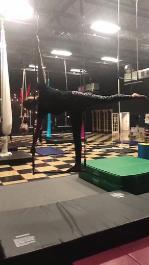 How to: easy trapeze trick #trapeze #circus #circusarts #trapezetok #fyp #fup #f