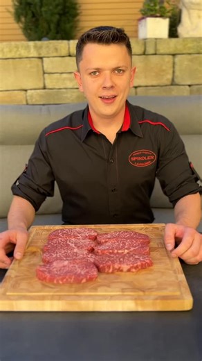 Metzgerei Spindler | Leutenbach bei Forchheim on Instagram: "🔥🥩 Heute wird’s richtig zart & buttrig! Fränkisches Färsen Roastbeef vom Feinsten – perfekt marmoriert, voller Geschmack und einfach ein Genuss! ❤️ Mit viel Liebe und Handwerk auf den Punkt gebracht – so entstehen Steaks, die nicht nur satt machen, sondern glücklich. 🙌 Egal ob fürs Fest, die Feier oder einfach für den Grill zuhause – bei uns bekommt ihr Qualität aus der Region, die man schmeckt. 🐄✨ 👉 Regional. Frisch. Mit Herz. – 