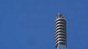 Alex Honnold summits Taipei 101 skyscraper in free solo climb | CNN